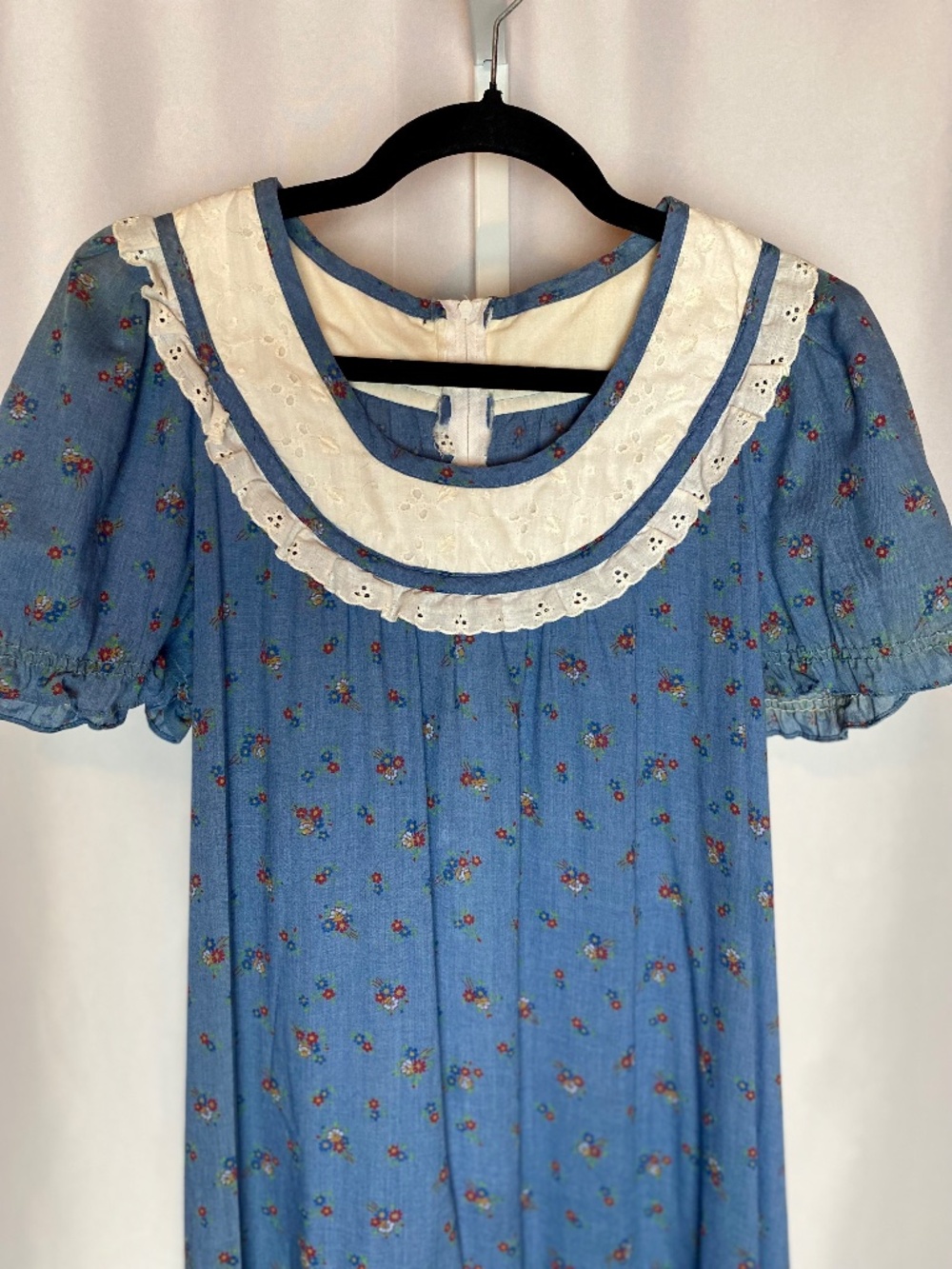 Vintage Womenʻs Light Blue Short Sleeve Prairie Style Floral Hawaiian Muʻumuʻu - Picture 2 of 15
